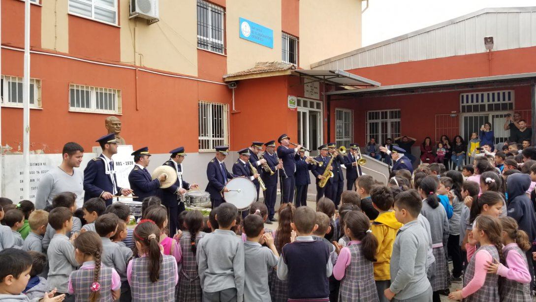 Ödemiş Belediyesi Bandosu,  80. Yıl Aşağı Aktepe İlkokulu/ Ortaokulunda Konser Verdi.