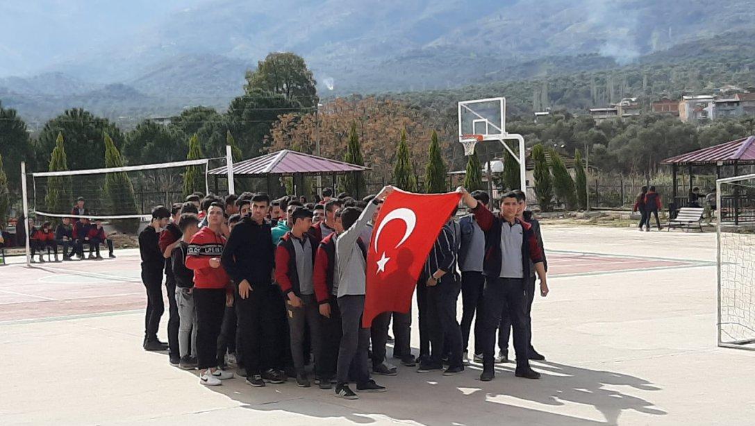 Cumhuriyet Çok Programlı Anadolu Lisesi Öğrencileri Tarafından Suriye' nin İdlib Şehrinde Şehit Düşen Kahraman Mehmetçiklerimiz İçin Program Düzenlendi.