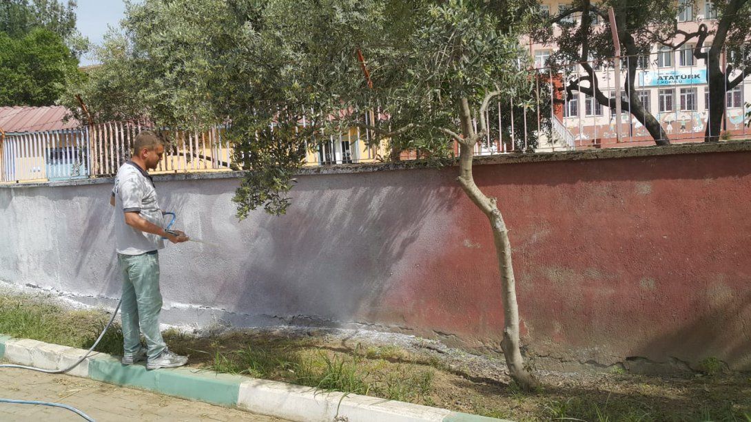 Beydağ Atatürk Ortaokulu ve Atatürk İlkokulu Bahçe Duvarlarının Bakımı, İlçemiz Belediye Ekipleri Tarafından Yapıldı.