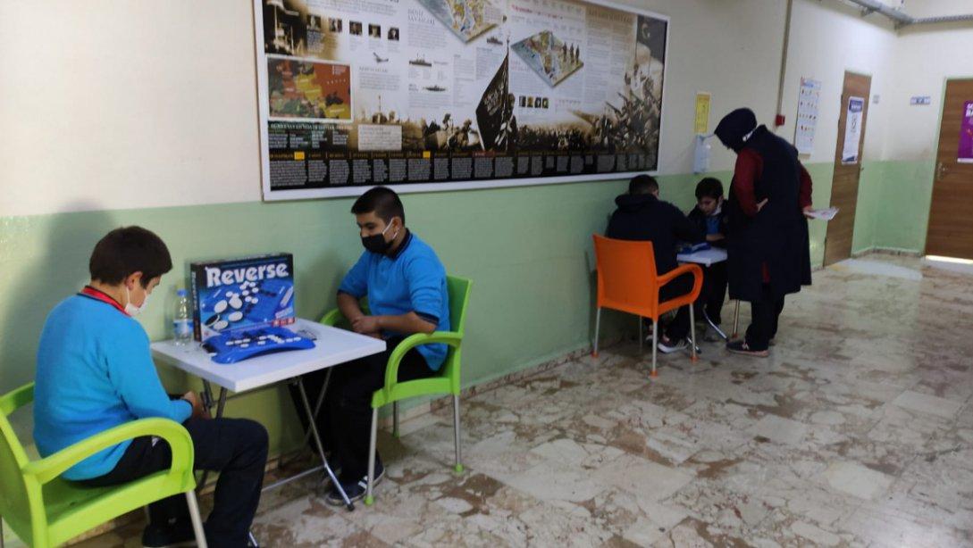 Şehit Üsteğmen Mehmet Sakallı Anadolu İmam Hatip Lisesi'nde Akıl Zeka Oyunları Koridoru