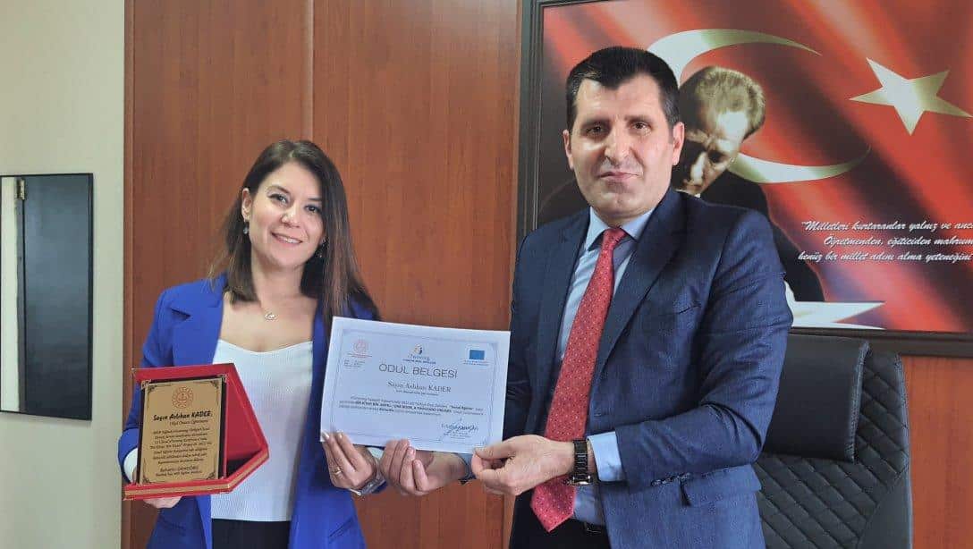 Türkiye Birincisi Öğretmenimiz Aslıhan KADER'e Ödül