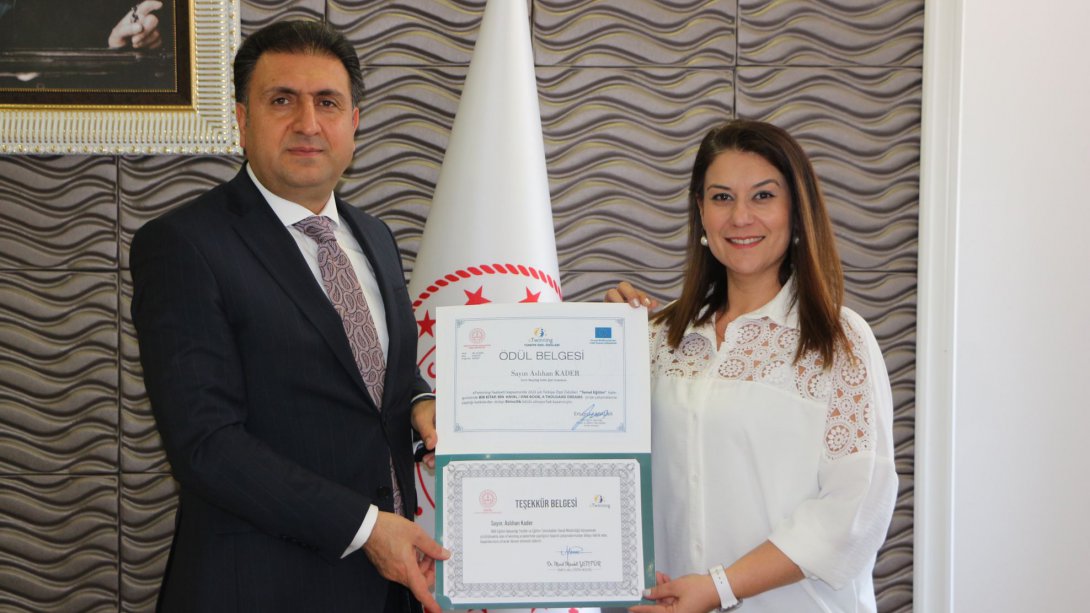 İzmir İl Milli Eğitim Müdürü Dr. Murat Mücahit Yentür 2022 eTwinning Temel Eğitim Kategorisi 1.lik Ödülünü Alan Öğretmenimiz Aslıhan KADER'i Konuk Etti