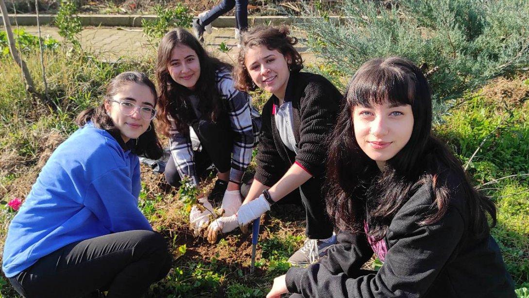 Beydağ Cumhuriyet Çok Programlı Anadolu Lisesi Çevre Temizliği ve Çiçek Dikimi